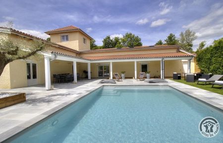 G&icirc;te n&deg;10010 Bully - Rh&ocirc;ne - Grand G&icirc;te "La Villa Ambre" avec piscine privative &agrave; Bully dans le Beaujolais, proche de l'Arbresle - Rh&ocirc;ne.