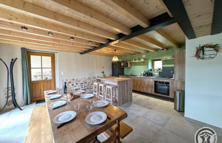 G&icirc;te n&deg;10020 Meys - Rh&ocirc;ne - G&icirc;te "Ensemble" pour 10 personnes &agrave; MEYS, dans les Monts du Lyonnais - Rh&ocirc;ne : la belle pi&egrave;ce de jour avec coin cuisine et coin repas.