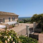 G&icirc;te de la Roche Pil&eacute;e pour 8 personnes avec piscine &agrave; Villi&eacute;-Morgon, au coeur du Beaujolais dans le Rh&ocirc;ne, id&eacute;al pour des vacances en famille ou entre amis.