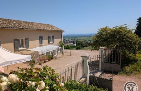 Gîte de la Roche Pilée pour 8 personnes avec piscine à Villié-Morgon, au coeur du Beaujolais dans le Rhône, idéal pour des vacances en famille ou entre amis. Gîte n°10021 Villié-Morgon - Rhône - Gîte de la Roche Pilée pour 8 personnes avec piscine à Villié-Morgon, au coeur du Beaujolais dans le Rhône, idéal pour des vacances en famille ou entre amis.