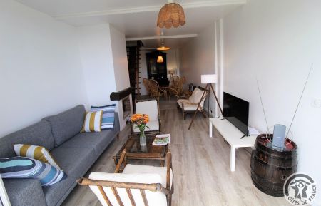 G&icirc;te n&deg;10026 Saint-Andr&eacute;-la-C&ocirc;te - Rh&ocirc;ne - G&icirc;te de Font B&eacute;nite n&deg;2 - pour 6 personnes - &agrave; St Andr&eacute; la C&ocirc;te (Rh&ocirc;ne, Monts et Coteaux du Lyonnais, Sud-Ouest de Lyon) : le salon (&eacute;tage).