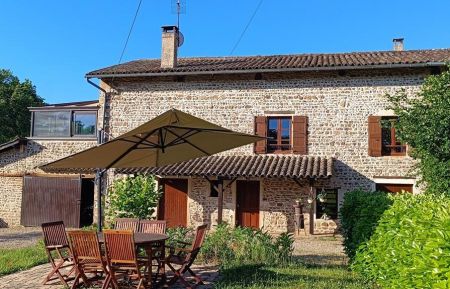 Gîte "Chez Andrée" à Régnié-Durette - Maison de caractère en pierres au coeur du Beaujolais, dans le Rhône, avec véranda, cheminée et grand jardin : Bienvenue ! Gîte n°10032 Régnié-Durette - Rhône - Gîte "Chez Andrée" à Régnié-Durette - Maison de caractère en pierres au coeur du Beaujolais, dans le Rhône, avec véranda, cheminée et grand jardin : Bienvenue !