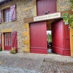 G&icirc;tes "La Maison du Chat Perch&eacute;" et "La Maison d'Alice" &agrave; TERNAND , village m&eacute;di&eacute;val dans le Beaujolais - Rh&ocirc;ne : L'entr&eacute;e principale de la Maison du Chat Perch&eacute;.