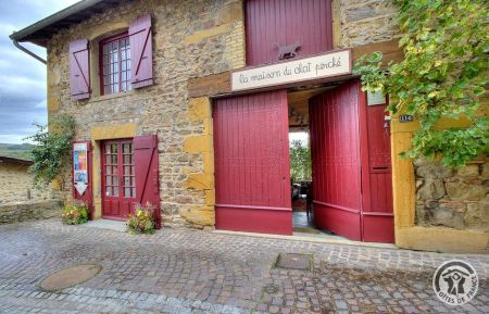 G&icirc;te n&deg;10038 Ternand - Rh&ocirc;ne - G&icirc;tes "La Maison du Chat Perch&eacute;" et "La Maison d'Alice" &agrave; TERNAND , village m&eacute;di&eacute;val dans le Beaujolais - Rh&ocirc;ne : L'entr&eacute;e principale de la Maison du Chat Perch&eacute;.