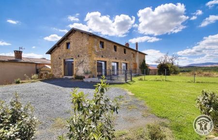 G&icirc;te n&deg;10049 Val d'Oingt - Rh&ocirc;ne - G&icirc;te de caract&egrave;re en Pierres Dor&eacute;es "La Grange" - 7 personnes et 3 chambres au Val d'Oingt, au coeur du Beaujolais, proximit&eacute; village class&eacute; d'Oingt dans le Rh&ocirc;ne.