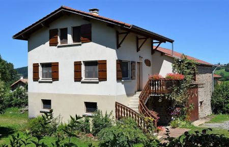 G&icirc;te n&deg;1188 Propi&egrave;res - Rh&ocirc;ne - G&icirc;te "Le petit chamois" &agrave; PROPIERES, en Haut Beaujolais, dans le Rh&ocirc;ne : la maison.