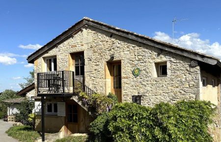 G&icirc;te n&deg;1189 Pommiers - Rh&ocirc;ne - Le "Domaine Albert" comportant 3 G&icirc;tes et 4 Chambres d'h&ocirc;tes &agrave; Pommiers dans le Beaujolais (Rh&ocirc;ne) : G&icirc;te 1189 &agrave; l'&eacute;tage