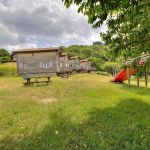 Chalet G&icirc;te "Douglas" situ&eacute; dans un ensemble comportant 4 chalets &agrave; Saint Jacques des Arr&ecirc;ts en Haut Beaujolais - Rh&ocirc;ne.