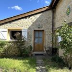 G&icirc;te N&deg; 1228 au Domaine Albert &agrave; Pommiers (Rh&ocirc;ne - Beaujolais, Nord de Lyon, proximit&eacute; de Villefranche-sur-Sa&ocirc;ne) : l'entr&eacute;e.