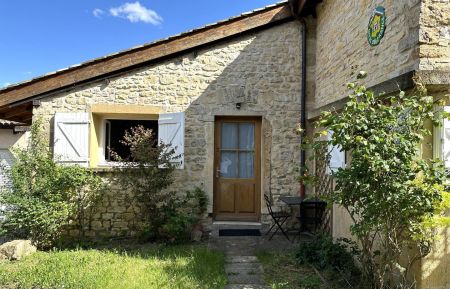 G&icirc;te n&deg;1228 Pommiers - Rh&ocirc;ne - G&icirc;te N&deg; 1228 au Domaine Albert &agrave; Pommiers (Rh&ocirc;ne - Beaujolais, Nord de Lyon, proximit&eacute; de Villefranche-sur-Sa&ocirc;ne) : l'entr&eacute;e.