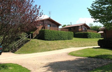 G&icirc;te n&deg;1289 Propi&egrave;res - Rh&ocirc;ne - Chalet-G&icirc;te du Plan d'eau d'Azole (G&icirc;te N&deg; 3) &agrave; Propi&egrave;res en Haut Beaujolais - proximit&eacute; du Col des Echarmeaux dans le Rh&ocirc;ne.