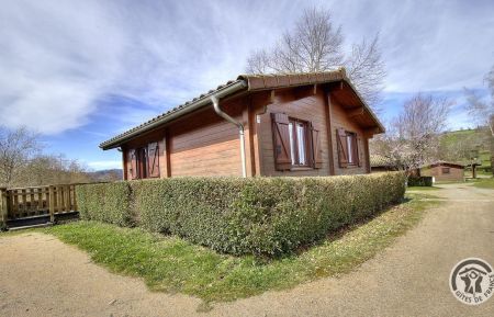 G&icirc;te n&deg;1290 Propi&egrave;res - Rh&ocirc;ne - Chalet-G&icirc;te du Plan d'eau d'Azole (G&icirc;te N&deg; 4) &agrave; Propi&egrave;res en Haut Beaujolais - proximit&eacute; du Col des Echarmeaux dans le Rh&ocirc;ne.