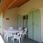 G&icirc;te "Lotus" &agrave; Ouroux, en Haut Beaujolais, dans le Rh&ocirc;ne : la terrasse.