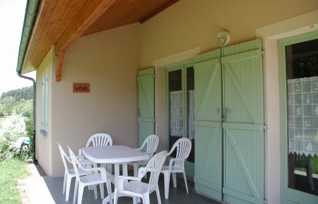 G&icirc;te n&deg;1323 Deux-Grosnes - Rh&ocirc;ne - G&icirc;te "Lotus" &agrave; Ouroux, en Haut Beaujolais, dans le Rh&ocirc;ne : la terrasse.