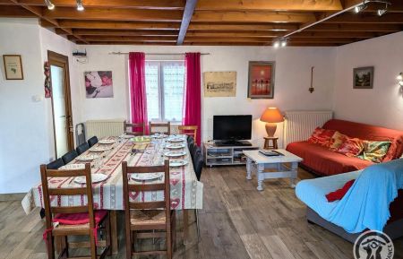 G&icirc;te n&deg;1731 Saint-Germain-Nuelles - Rh&ocirc;ne - G&icirc;te du Glay &agrave; St Germain Nuelles - 13 personnes, dans le Beaujolais - Rh&ocirc;ne : le vaste s&eacute;jour dans la partie principale du G&icirc;te.