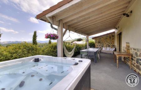 G&icirc;te n&deg;1852 Bully - Rh&ocirc;ne - Bienvenue au Domaine de Sol&eacute;my, grand G&icirc;te pour 15 personnes avec spa, &agrave; Bully, dans le Beaujolais &agrave; proximit&eacute; de l'Arbresle - Rh&ocirc;ne : le spa et la terrasse couverte.