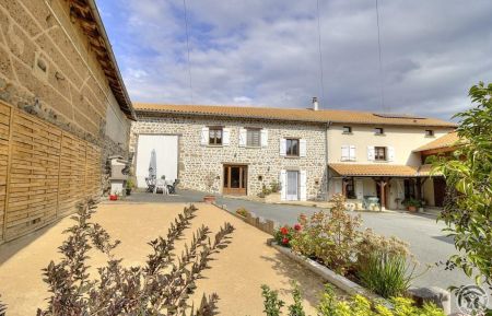 G&icirc;te n&deg;1961 Trades - Rh&ocirc;ne - G&icirc;te/Maison de vacances &agrave; la Ferme - 7 personnes - "Le Val de Grosne" &agrave; TRADES (DEUX GROSNES) en Haut Beaujolais, dans le Rh&ocirc;ne.