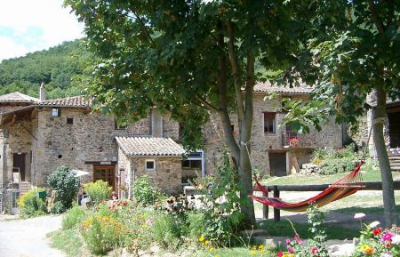 G&icirc;te de groupe n&deg;3051 Beaujeu - Rh&ocirc;ne - Grand g&icirc;te - 32 personnes "L'&Eacute;tape Cavali&egrave;re" &agrave; Beaujeu - dans le Beaujolais - Rh&ocirc;ne : cour commune avec l'auberge.
