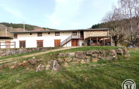 Gite de groupe n&deg;3114 Claveisolles - Rh&ocirc;ne - Grand G&icirc;te - 15 personnes - "La Ch&egrave;vre et le Paysan" - s&eacute;jour &agrave; la ferme (ch&egrave;vres et fromages) &agrave; Claveisolles, en Haut-Beaujolais, dans le Rh&ocirc;ne.