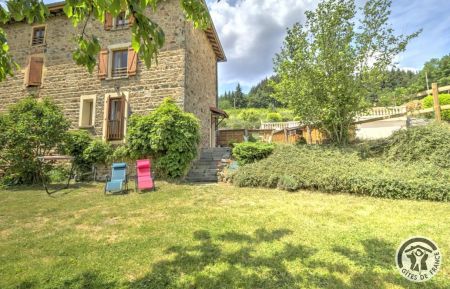 G&icirc;te n&deg;1621 Meaux-la-Montagne - Rh&ocirc;ne - G&icirc;te / Maison de Vacances 'La Glycine' &agrave; Meaux la Montagne en Haut Beaujolais dans le Rh&ocirc;ne - Proximit&eacute; du Lac des Sapins : le jardin et acc&egrave;s &agrave; la terrasse priv&eacute;e du G&icirc;te.
