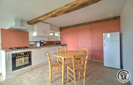 G&icirc;te n&deg;1942 Villechen&egrave;ve - Rh&ocirc;ne - G&icirc;te / Maison de vacances 'Majoa - C&ocirc;t&eacute; Jardin' &agrave; Villechen&egrave;ve (Rh&ocirc;ne, Monts du Lyonnais, Ouest de Lyon, proximit&eacute; de la Loire)  : la cuisine au rez-de-chauss&eacute;e.