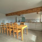 Grand gîte / Maison de vacances 'Majoa' à Villechenève (Rhône, Monts du Lyonnais, Ouest de Lyon, proximité de la Loire : ensemble 'Côté Cour', séjour, espace repas et espace cuisine au rez-de-chaussée. Grand gîte / Maison de vacances 'Majoa' à Villechenève (Rhône, Monts du Lyonnais, Ouest de Lyon, proximité de la Loire : ensemble 'Côté Cour', séjour, espace repas et espace cuisine au rez-de-chaussée.