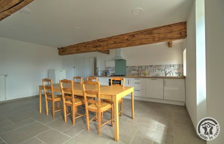 G&icirc;te n&deg;1943 Villechen&egrave;ve - Rh&ocirc;ne - Grand g&icirc;te / Maison de vacances 'Majoa' &agrave; Villechen&egrave;ve (Rh&ocirc;ne, Monts du Lyonnais, Ouest de Lyon, proximit&eacute; de la Loire : ensemble 'C&ocirc;t&eacute; Cour', s&eacute;jour, espace repas et espace cuisine au rez-de-chauss&eacute;e.