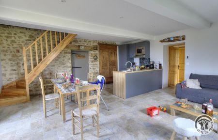 G&icirc;te n&deg;1995 Thurins - Rh&ocirc;ne - Bienvenue aux Gites de Bellevue - G&icirc;te "Le Coureur" - 4 personnes dans une grande maison comportant 2 autres g&icirc;tes, mitoyens - &agrave; Thurins dans les Coteaux du Lyonnais, proche d'Yzeron et St-Martin-en- Haut dans le Rh&ocirc;ne : le s&eacute;jour (rez-de-chauss&eacute;e).