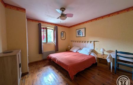 Chambre d'h&ocirc;tes n&deg;2051 Cenves - Rh&ocirc;ne - Chambres d'h&ocirc;tes - la "Ferme la Bruy&egrave;re" &agrave; Cenves (en Beaujolais Nord - Sud Bourgogne, proche de la Roche de Solutr&eacute; ) - Rh&ocirc;ne : Chambre "Hirondelle" &agrave; l'&eacute;tage. 