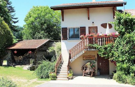 G&icirc;te n&deg;1188 Propi&egrave;res - Rh&ocirc;ne - G&icirc;te "Le petit chamois" &agrave; PROPIERES, en Haut Beaujolais, dans le Rh&ocirc;ne : la maison et le jardin.