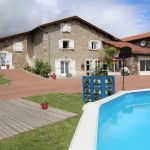 Gîte "Ronzière" à St Marcel l'Eclairé (4 km de Tarare) en Haut Beaujolais - Rhône : la maison côté jardin avec le logement des propriétaires et le deuxième gîte. Gîte "Ronzière" à St Marcel l'Eclairé (4 km de Tarare) en Haut Beaujolais - Rhône : la maison côté jardin avec le logement des propriétaires et le deuxième gîte.