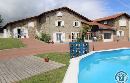 Gîte "Ronzière" à St Marcel l'Eclairé (4 km de Tarare) en Haut Beaujolais - Rhône : la maison côté jardin avec le logement des propriétaires et le deuxième gîte. Gîte n°1739 Saint-Marcel-l'Éclairé - Rhône - Gîte "Ronzière" à St Marcel l'Eclairé (4 km de Tarare) en Haut Beaujolais - Rhône : la maison côté jardin avec le logement des propriétaires et le deuxième gîte.