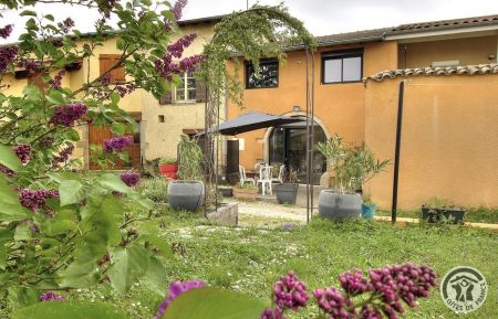 G&icirc;te n&deg;1827 Charly - Rh&ocirc;ne - G&icirc;te 'Sous le Marronnier' &agrave; Charly (Rh&ocirc;ne, M&eacute;tropole de Lyon, Sud de Lyon). 