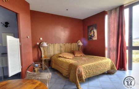 Chambre d'h&ocirc;tes n&deg;2213 Val d'Oingt - Rh&ocirc;ne - Chambres d'H&ocirc;tes "L'Or&eacute;e du Paradis", avec piscine int&eacute;rieure, &agrave; St Laurent d'Oingt/Val d'Oingt, dans le Beaujolais - Rh&ocirc;ne : la Chambre "Le Fenil" - &eacute;tage.