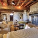 Grand G&icirc;te "Le Vigneron" - 15 personnes - Ch&acirc;teau des Tours &agrave; St Etienne-La-Varenne dans le Beaujolais - Rh&ocirc;ne : le coin salon avec canap&eacute;s et tables basses.