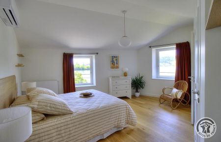 G&icirc;te n&deg;10007 Condrieu - Rh&ocirc;ne - G&icirc;te "la Decize" &agrave; Condrieu, dans le Pilat, au Sud de Lyon, proximit&eacute; Vienne, en bordure du Rh&ocirc;ne et sur l'itin&eacute;raire v&eacute;lo de la ViaRh&ocirc;na : la chambre &agrave; l'&eacute;tage.