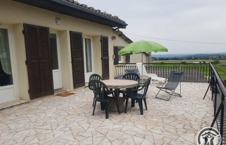 G&icirc;te n&deg;1084 Mornant - Rh&ocirc;ne - G&icirc;te 'La Terrasse' &agrave; Mornant (Rh&ocirc;ne, Ouest Lyonnais) : la grande terrasse.