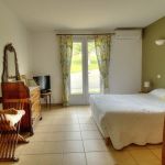 Chambres et Table d'Hôtes La Bergerie à POLLIONNAY dans le Lyonnais - Rhône : Chambre "le Jardin" avec accès direct sur l'extérieur. Chambres et Table d'Hôtes La Bergerie à POLLIONNAY dans le Lyonnais - Rhône : Chambre "le Jardin" avec accès direct sur l'extérieur.