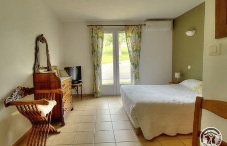 Roulotte(s)2152 Pollionnay - Rh&ocirc;ne - Chambres et Table d'H&ocirc;tes La Bergerie &agrave; POLLIONNAY dans le Lyonnais - Rh&ocirc;ne : Chambre "le Jardin" avec acc&egrave;s direct sur l'ext&eacute;rieur.