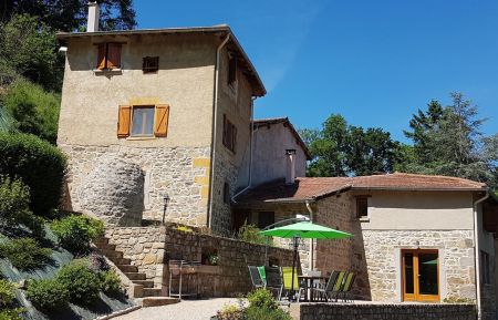 G&icirc;te n&deg;3101 Montrottier - Rh&ocirc;ne - G&icirc;te de la Farge, grand g&icirc;te pour 15 personnes &agrave; Montrottier ( Rh&ocirc;ne-Monts du Lyonnais) : La terrasse du g&icirc;te A L'Abade.