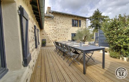 Gîte "Le Chambost" pour 10 personnes avec espace bien-être à Chambost-Allières, en Haut-Beaujolais (Rhône) : la terrasse avec table et chaises. Gîte n°10031 Chambost-Allières - Rhône - Gîte "Le Chambost" pour 10 personnes avec espace bien-être à Chambost-Allières, en Haut-Beaujolais (Rhône) : la terrasse avec table et chaises.