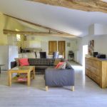 G&icirc;te "La B&eacute;gude d'Amalth&eacute;e" &agrave; VERNAY dans le Haut Beaujolais sur une exploitation agricole de ch&egrave;vres angora et cachemire, dans le Rh&ocirc;ne : l'espace salon dans la grande pi&egrave;ce de jour.