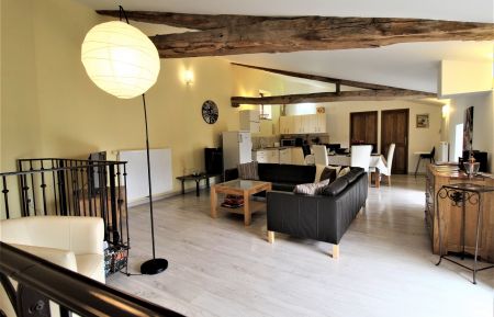 G&icirc;te n&deg;1646 Vernay - Rh&ocirc;ne - G&icirc;te "La B&eacute;gude d'Amalth&eacute;e" &agrave; VERNAY (Beaujolais - Rh&ocirc;ne) : l'espace salon dans la grande pi&egrave;ce de jour.