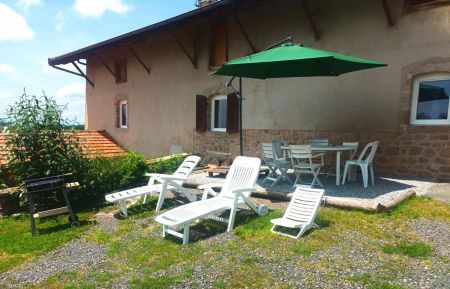 G&icirc;te n&deg;1941 Villechen&egrave;ve - Rh&ocirc;ne - Grand g&icirc;te / Maison de vacances 'Majoa' &agrave; Villechen&egrave;ve (Rh&ocirc;ne, Monts du Lyonnais, Ouest de Lyon, proximit&eacute; de la Loire : la cour.