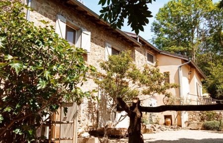 Chambre d'h&ocirc;tes n&deg;2051 Cenves - Rh&ocirc;ne - Chambres d'h&ocirc;tes - la "Ferme la Bruy&egrave;re" &agrave; Cenves (en Beaujolais Nord - Sud Bourgogne, proche de la Roche de Solutr&eacute; ) - Rh&ocirc;ne : la maison.