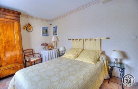 Chambre d'h&ocirc;tes n&deg;2145 Saint-Bonnet-de-Mure - Rh&ocirc;ne - Chambres d'h&ocirc;tes "Au jardin des Roses" &agrave;  St Bonnet de Mure (Plaine de Lyon - proximit&eacute; Eurexpo, a&eacute;roport St Exup&eacute;ry) dans le Rh&ocirc;ne : la Chambre "La Cigale" pour 2 personnes.