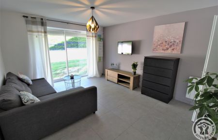 G&icirc;te n&deg;1881 Chaponnay - Rh&ocirc;ne - G&icirc;te 'Les Romati&egrave;res' &agrave; Chaponnay (Rh&ocirc;ne - Plaine de Lyon - Sud-Est Lyonnais - Proximit&eacute; d'Eurexpo) : le salon avec canap&eacute; convertible et TV.