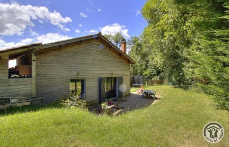G&icirc;te n&deg;1965 Juli&eacute;nas - Rh&ocirc;ne - G&icirc;te/ Maison de vacances "Au coeur des vignes" &agrave; Juli&eacute;nas, dans le Beaujolais - Rh&ocirc;ne : la maison et le jardin.