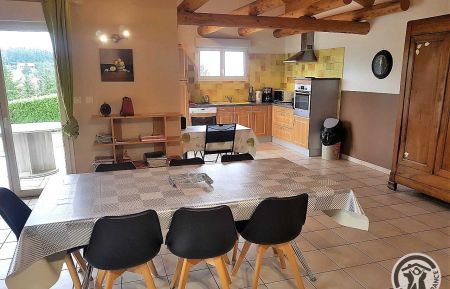 G&icirc;te n&deg;1789 Les Haies - Rh&ocirc;ne - &icirc;te Le Sabot, Les Haies (Rh&ocirc;ne,  Parc naturel R&eacute;gional du Pilat - proximit&eacute; Vienne et Condrieu): espaces repas et  cuisine (rez-de-chauss&eacute;e).