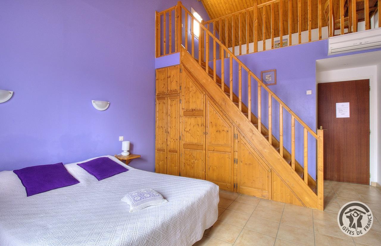 Chambres et Table d'Hôtes La Bergerie à POLLIONNAY dans le Lyonnais - Rhône : Chambre familiale "la Colline" avec mezzanine. photo 18